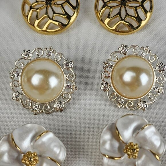 Vintage 80s Gold & Cream Flower Pierced Earrings - Picture 6 of 9